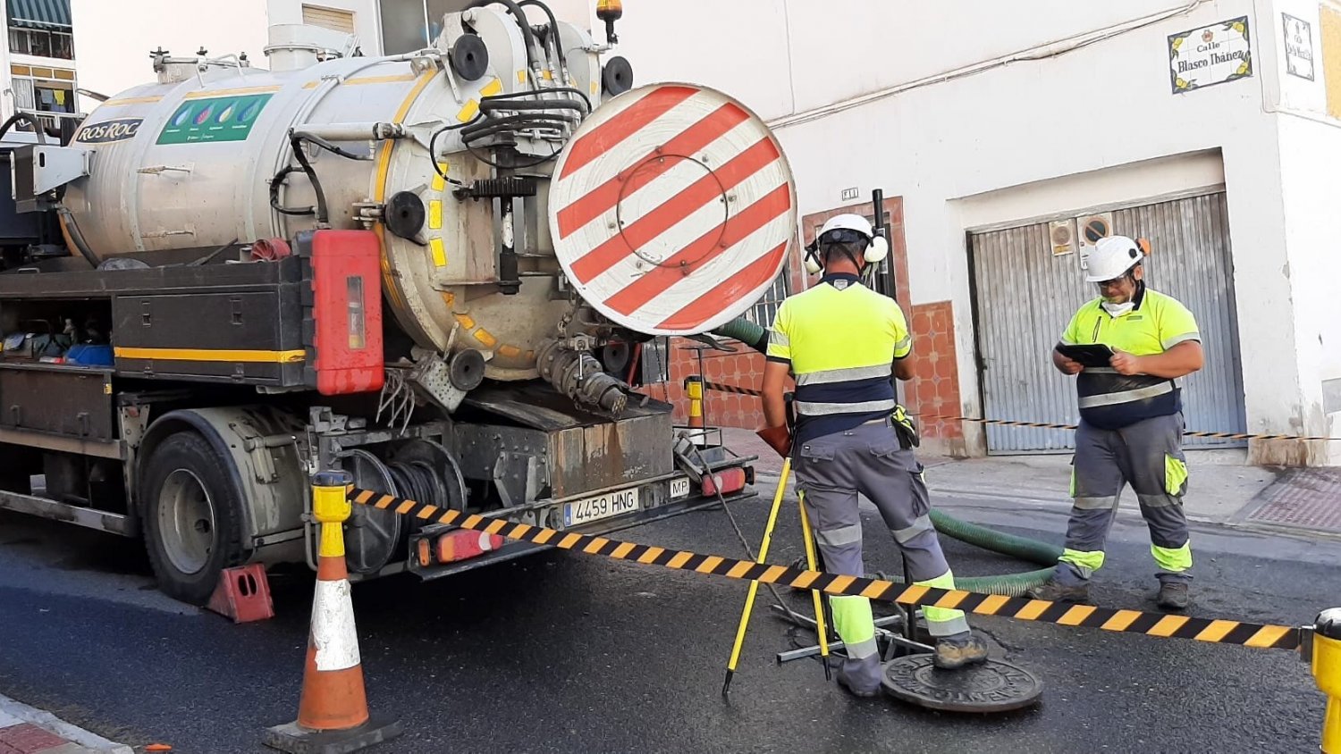 Estepona limpia más de 138 kilómetros de la red de saneamiento para garantizar su buen funcionamiento