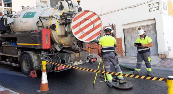 Estepona limpia más de 138 kilómetros de la red de saneamiento para garantizar su buen funcionamiento