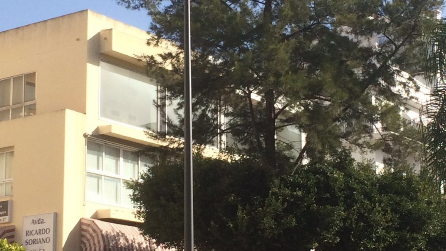 El Ayuntamiento sustituye el alumbrado de la mediana ajardinada de la avenida Ricardo Soriano