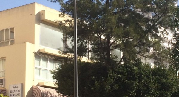 El Ayuntamiento sustituye el alumbrado de la mediana ajardinada de la avenida Ricardo Soriano