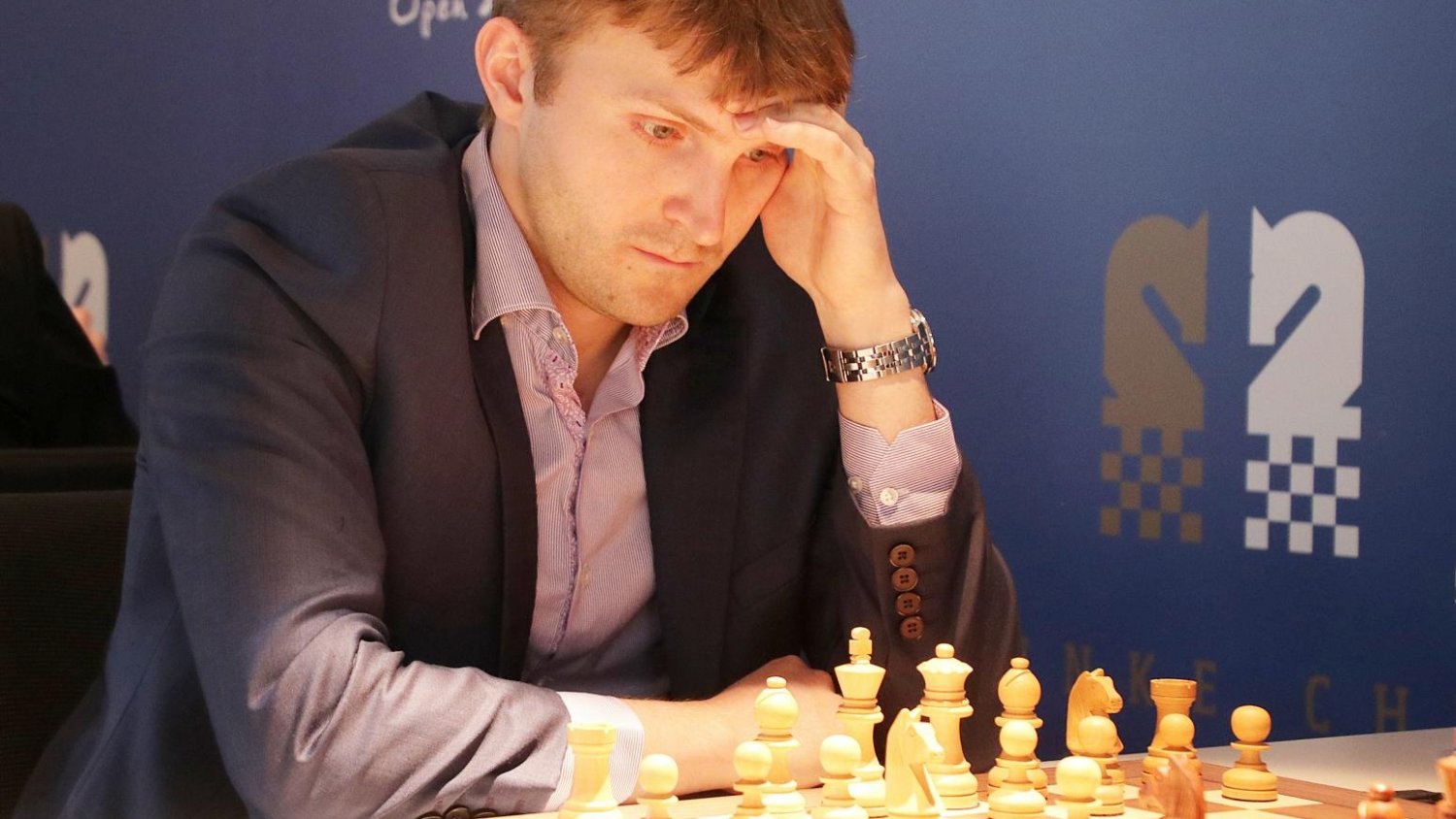 El campeón de ajedrez Nikita Vitiugov busca la jugada maestra en La Térmica