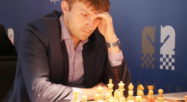El campeón de ajedrez Nikita Vitiugov busca la jugada maestra en La Térmica