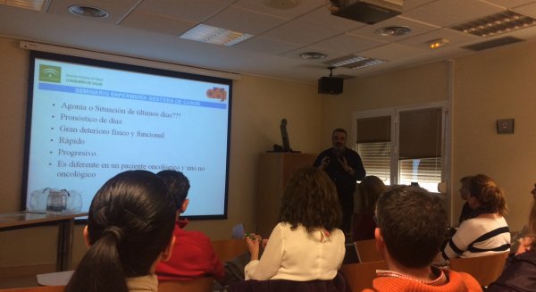 Profesionales de enfermería y de atención primaria analizan la asistencia a pacientes vulnerables