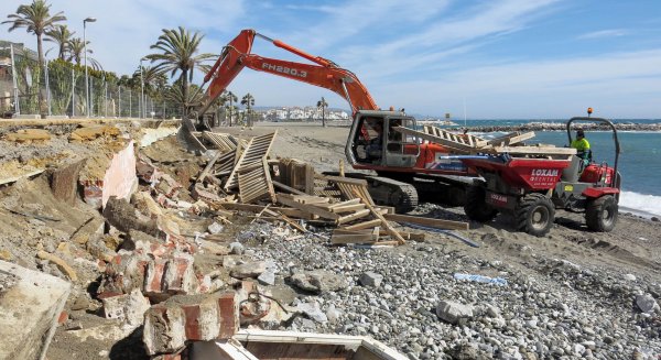 El Ayuntamiento demuele un muro del paseo marítimo de Marbella