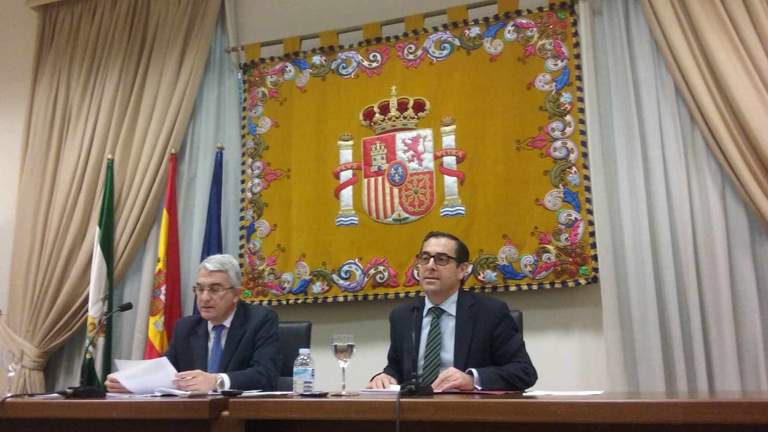 El subdelegado reclama “lealtad institucional” y defiende el buen estado de las playas