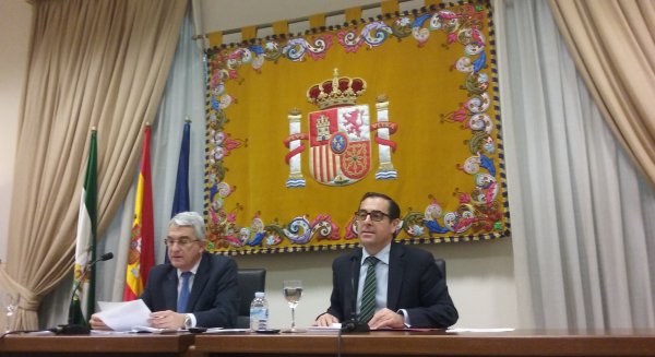 El subdelegado reclama “lealtad institucional” y defiende el buen estado de las playas