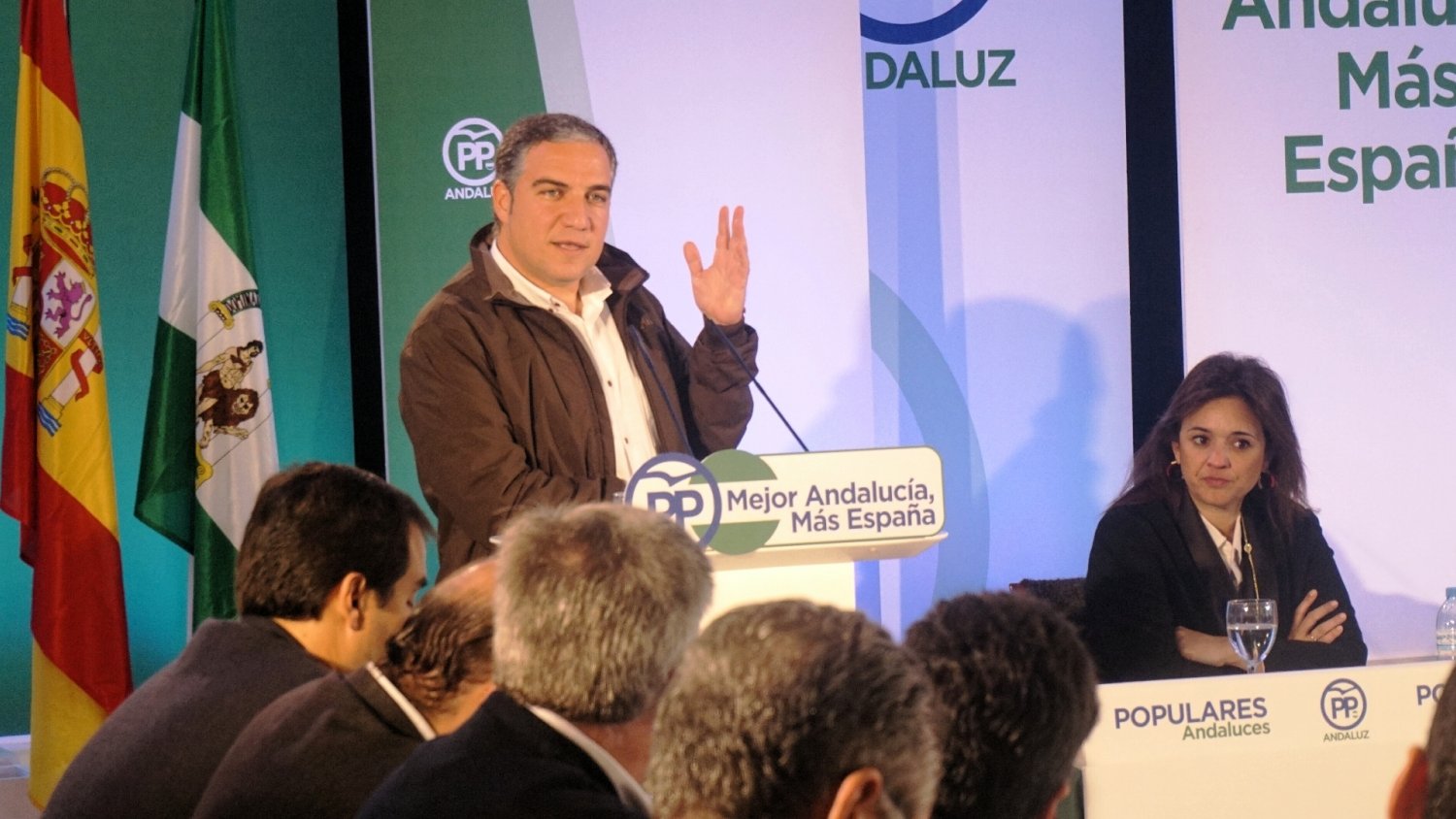 Bendodo acusa a la Junta de maltratar al sector turístico al mantener 300 chiringuitos sin licencia