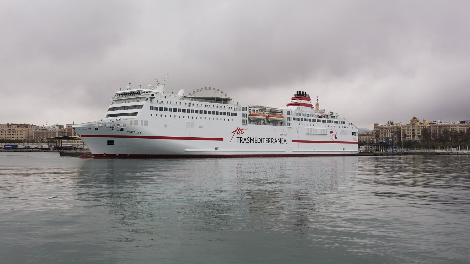 Los buques de Trasmediterranea comienzan a llevar el nuevo logotipo del Centenario