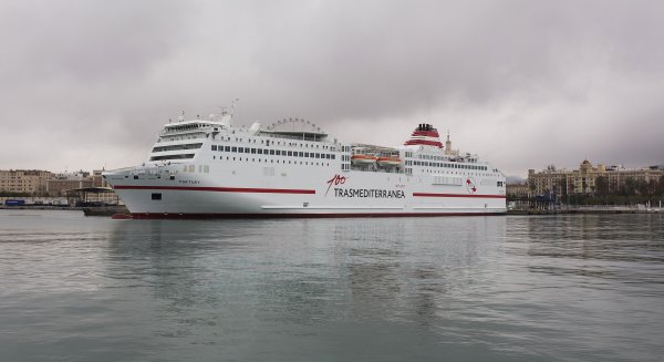 Los buques de Trasmediterranea comienzan a llevar el nuevo logotipo del Centenario