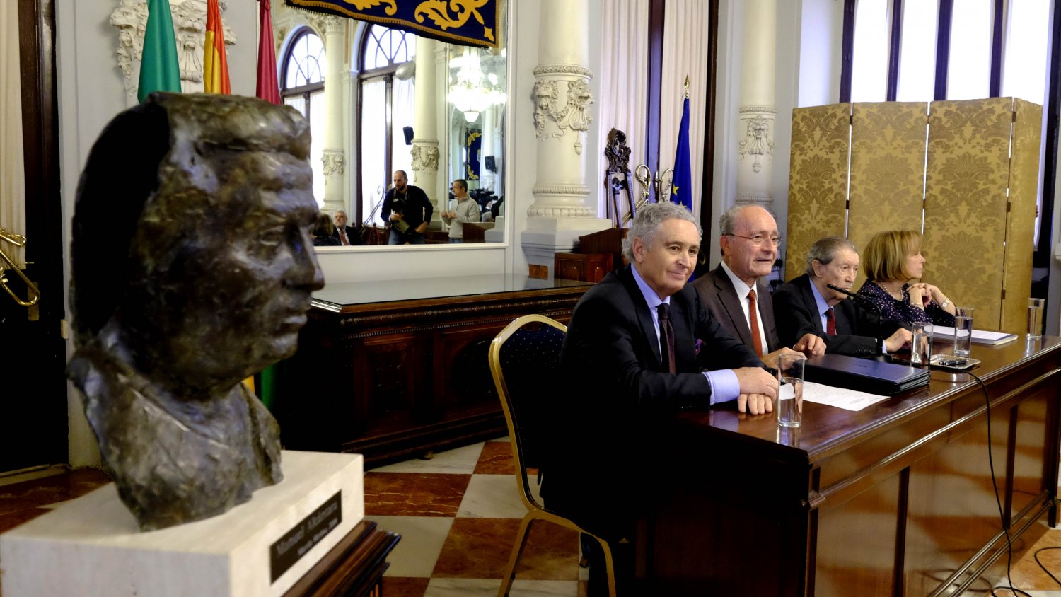El salón de los espejos exhibe un busto de Manuel Alcántara