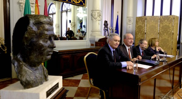 El salón de los espejos exhibe un busto de Manuel Alcántara