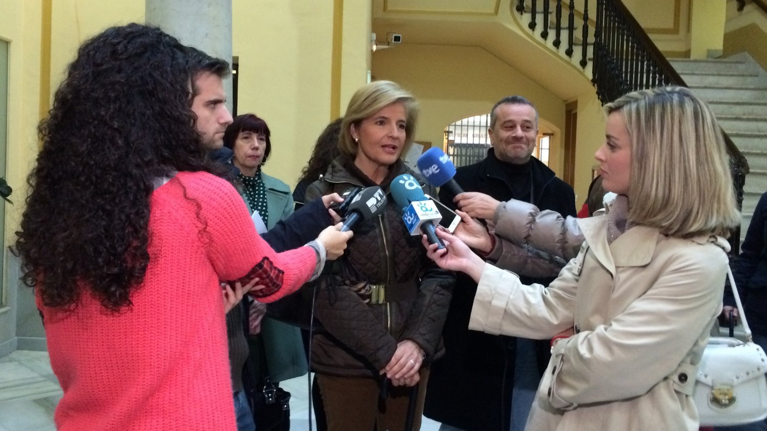 Oña garantiza que irán al Parlamento todas las inquietudes de los trabajadores de las escuelas de hostelería