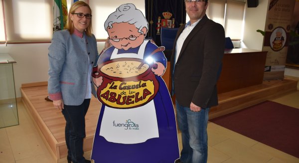 La alcaldesa Ana Mula presenta la V Cazuela de la Abuela en la que participan 76 establecimientos
