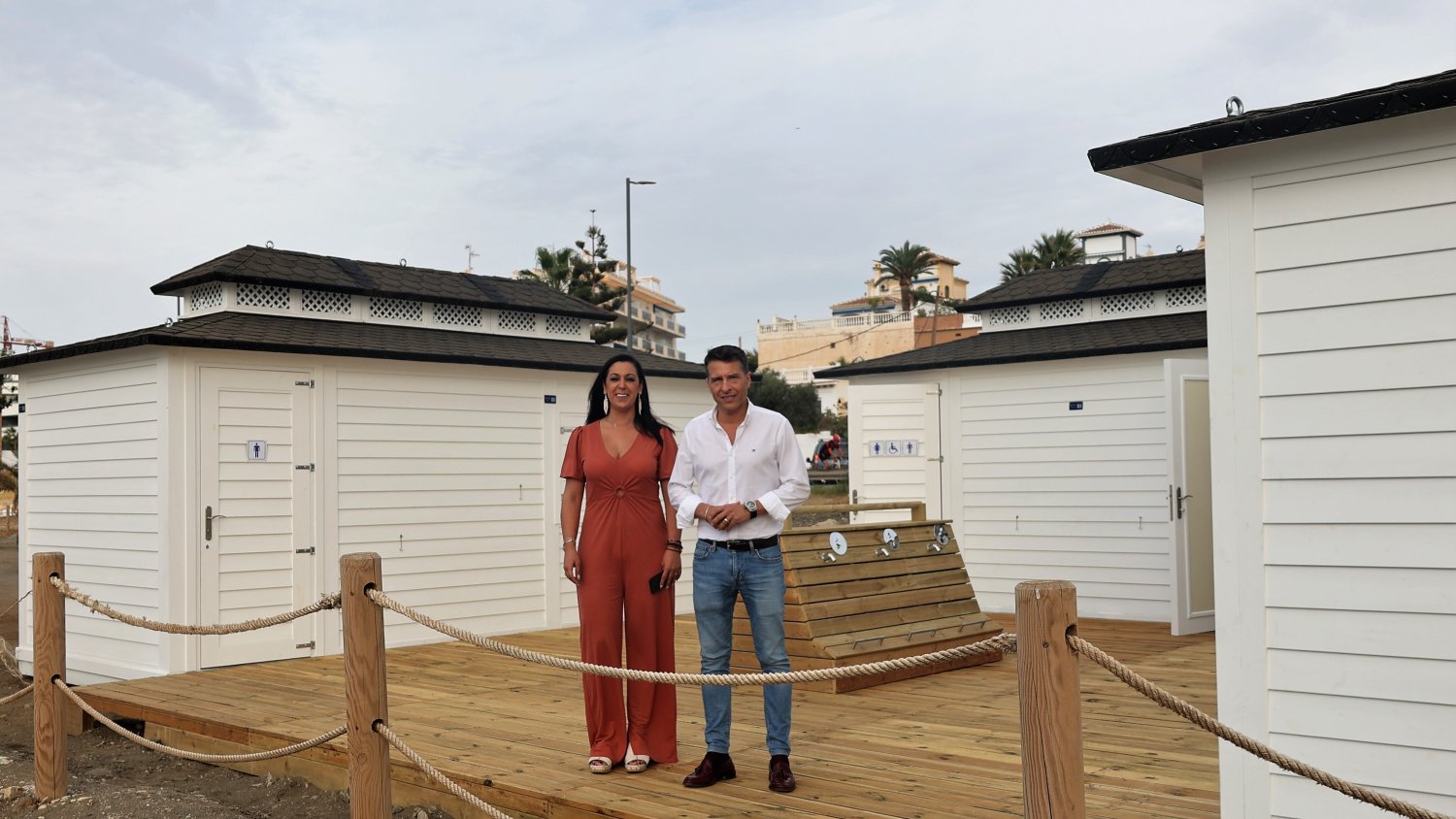 El Ayuntamiento de Torrox instala en el Peñoncillo nuevos módulos de playa
