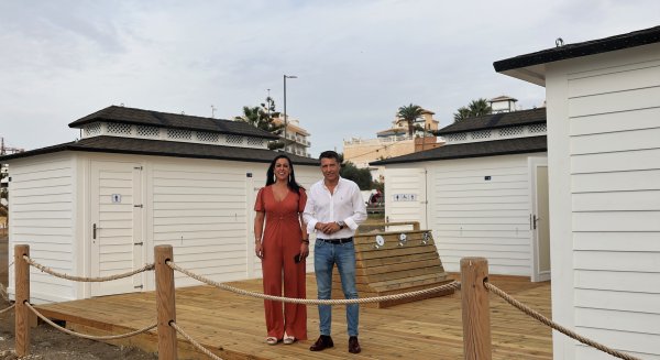El Ayuntamiento de Torrox instala en el Peñoncillo nuevos módulos de playa