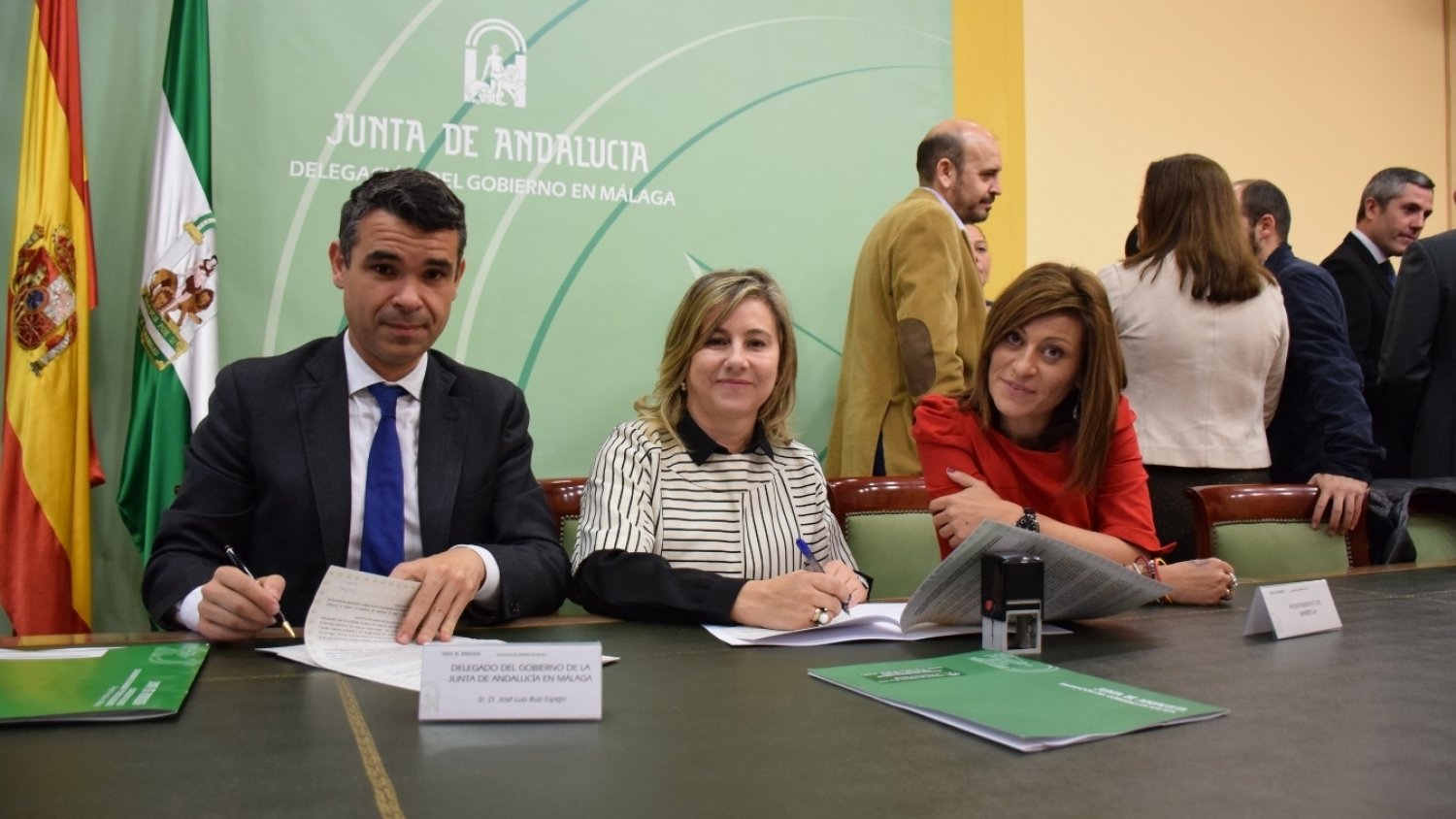 El Ayuntamiento firma un convenio con la Junta que garantiza la atención a menores en situación de riesgo