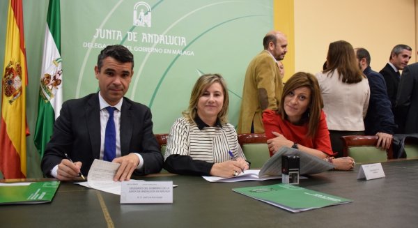 El Ayuntamiento firma un convenio con la Junta que garantiza la atención a menores en situación de riesgo