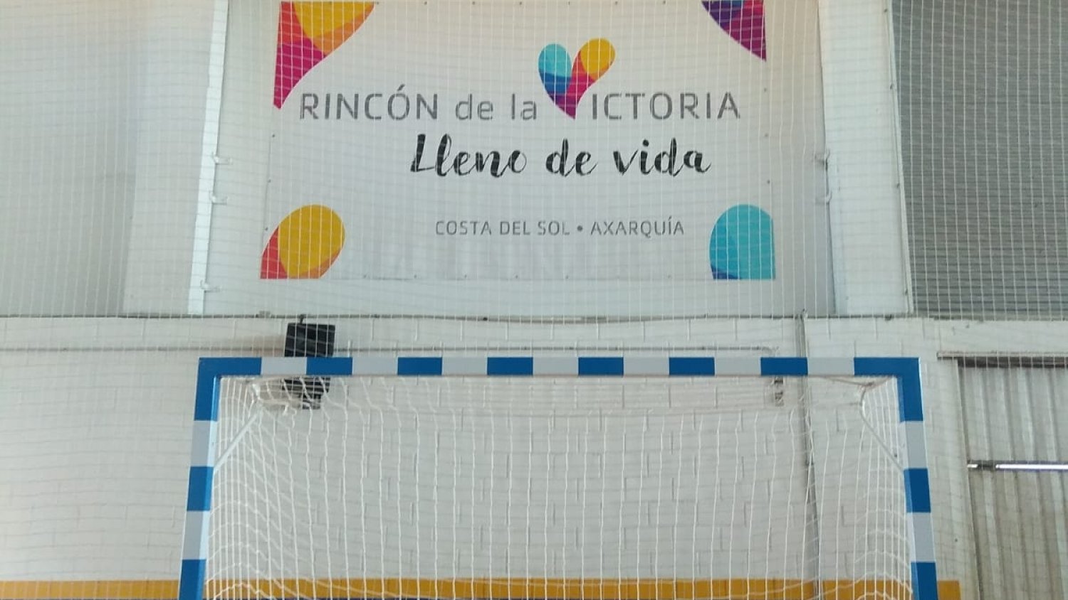 Deportes instala porterías antivuelco en el Pabellón Cubierto Rubén Ruzafa de Torre de Benagalbón