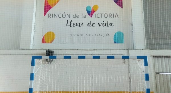 Deportes instala porterías antivuelco en el Pabellón Cubierto Rubén Ruzafa de Torre de Benagalbón