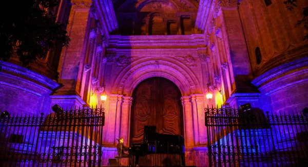 La XIII Noche en Blanco afianza las acciones artísticas de calle con más de 165.000 visitas
