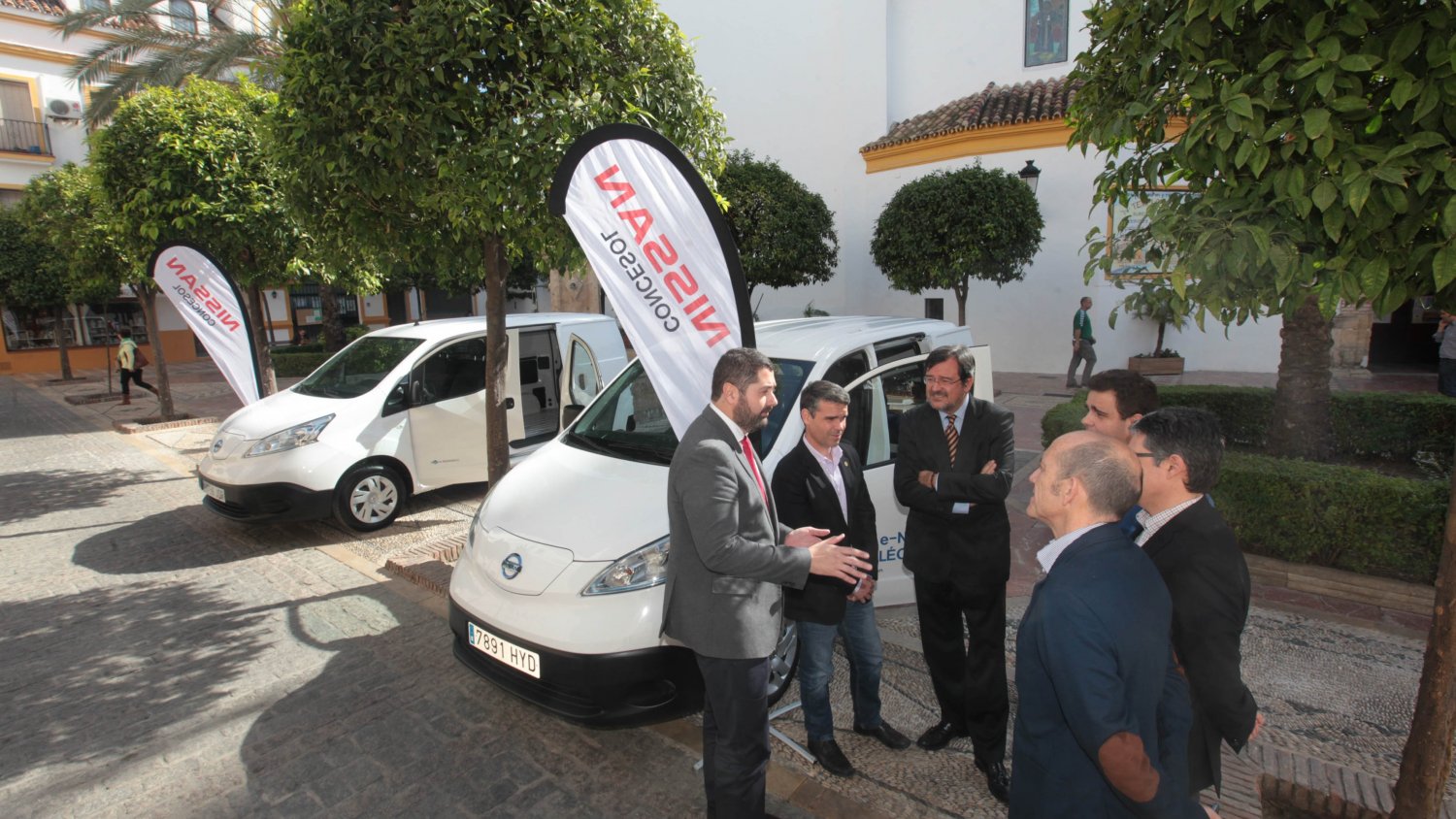 El Ayuntamiento recibe dos vehículos eléctricos de Nissan para reforzar su apuesta por la movilidad sostenible