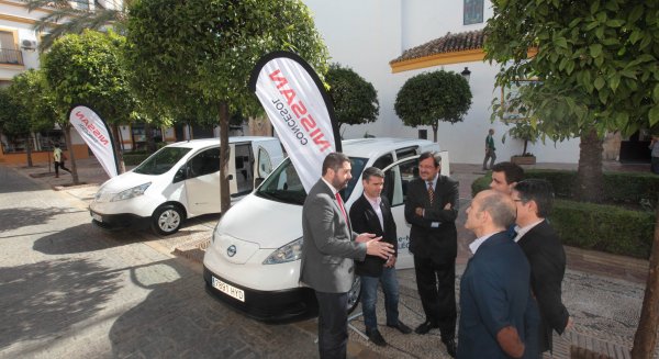 El Ayuntamiento recibe dos vehículos eléctricos de Nissan para reforzar su apuesta por la movilidad sostenible