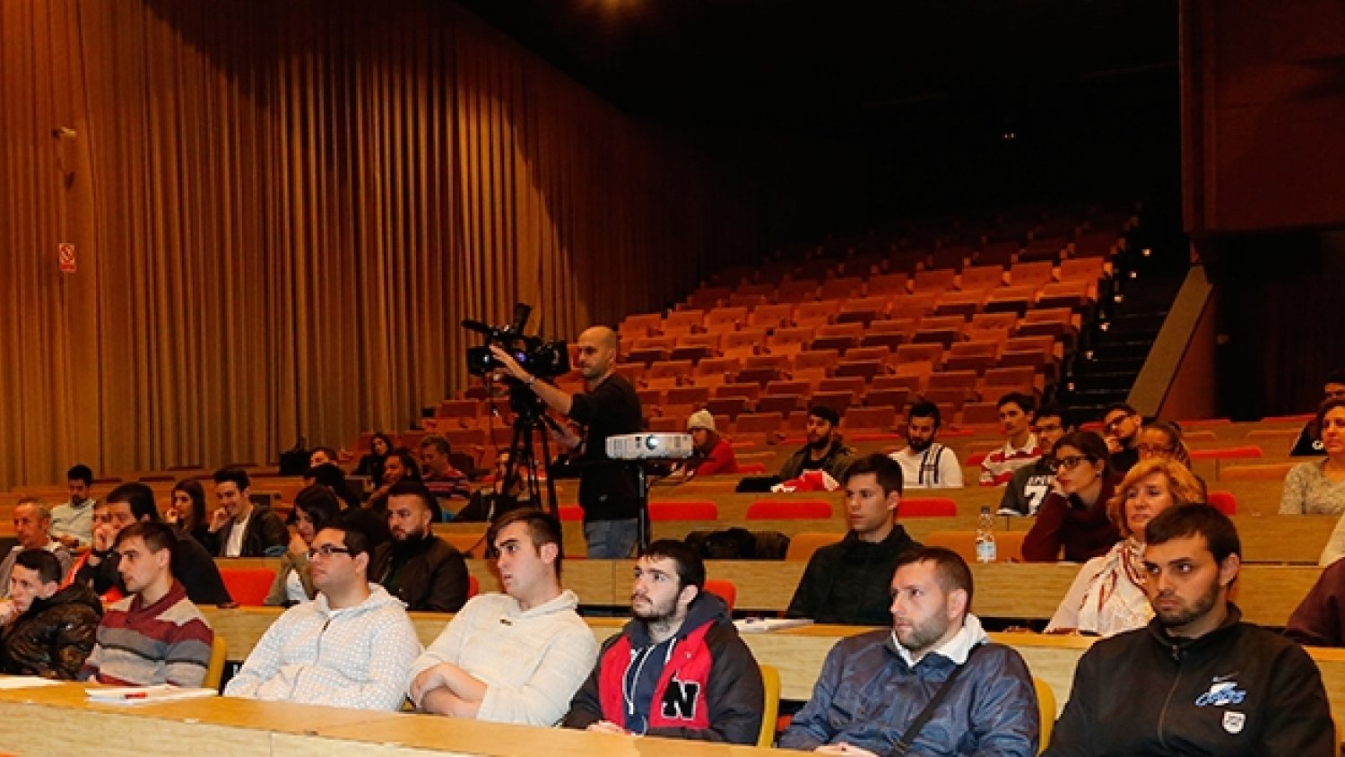 Un centenar de jóvenes acuden a la primera jornada informativa de empleo y formación