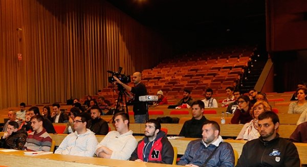 Un centenar de jóvenes acuden a la primera jornada informativa de empleo y formación