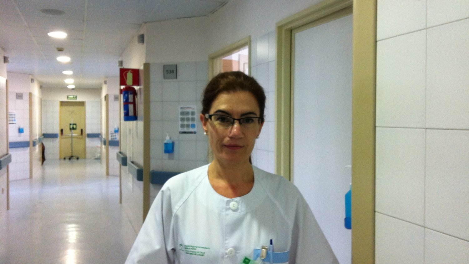 La enfermera del Hospital Regional de Málaga, Begoña Martín, recibe la distinción 'Picuider'
