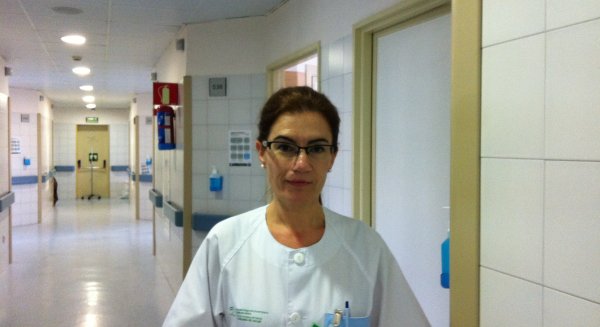 La enfermera del Hospital Regional de Málaga, Begoña Martín, recibe la distinción 'Picuider'