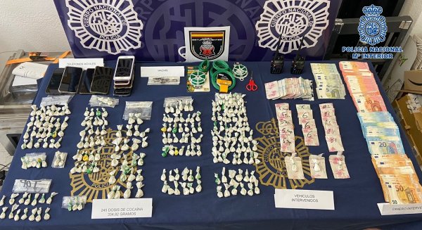 Desmantelada una tienda de ‘souvernirs’ en Benalmádena que funcionaba como punto de venta de drogas