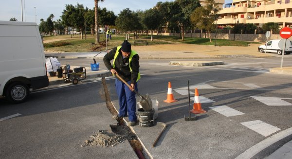 Parques y Jardines actúa en la entrada a Calahonda y Riviera desde la AP-7 para mejorar su imagen