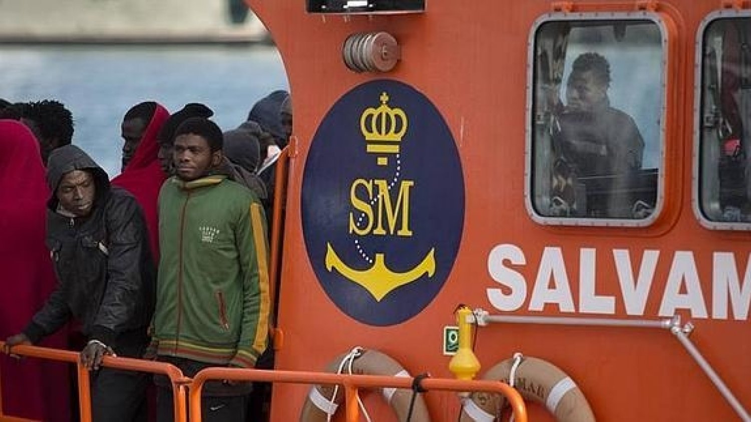 Salvamento marítimo rescata una patera con 57 personas cerca de la costa de Málaga