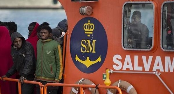 Salvamento marítimo rescata una patera con 57 personas cerca de la costa de Málaga