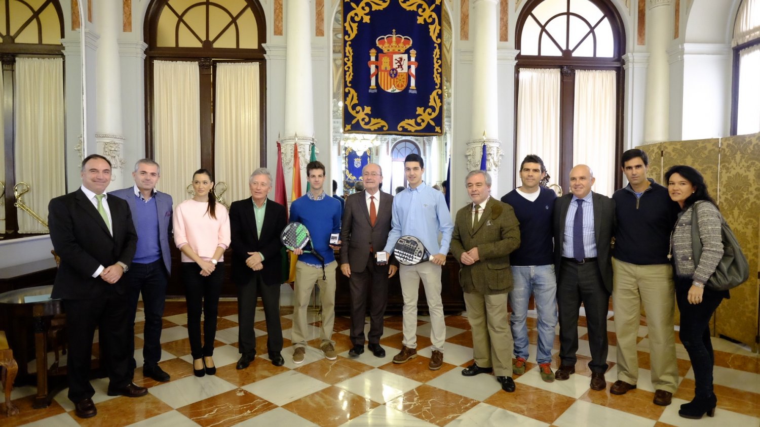 El alcalde recibe a los campeones del mundo junior del Open Mundial de pádel