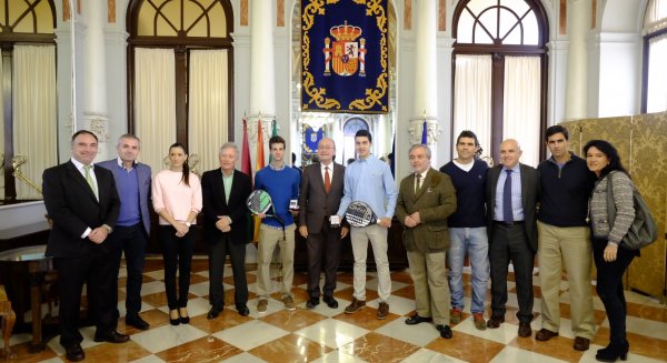 El alcalde recibe a los campeones del mundo junior del Open Mundial de pádel