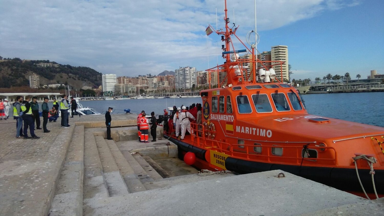 Interceptada una embarcación con 52 personas a escasos kilómetros de Málaga