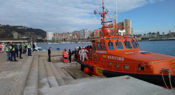 Interceptada una embarcación con 52 personas a escasos kilómetros de Málaga
