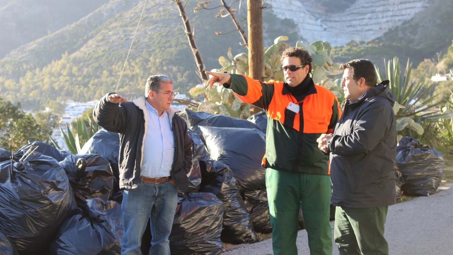 Renta Básica desbroza y limpia el entorno de la ermita de San Antón