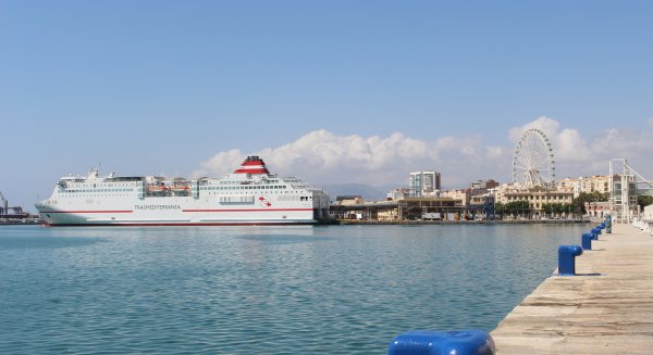 El tráfico de pasajeros con Melilla crece y llega a los 261.000 usuarios