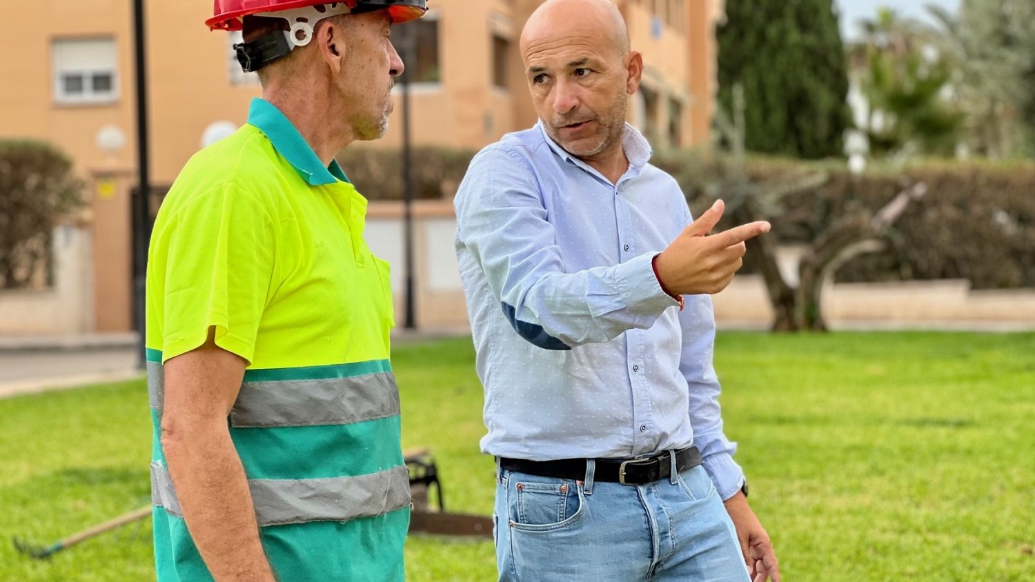 Fuengirola refuerza el servicio de poda para completar la actuación en todas las palmeras de la ciudad