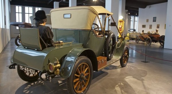 El Museo Automovilístico acoge el Club Mercedes Clásicos de Andalucía
