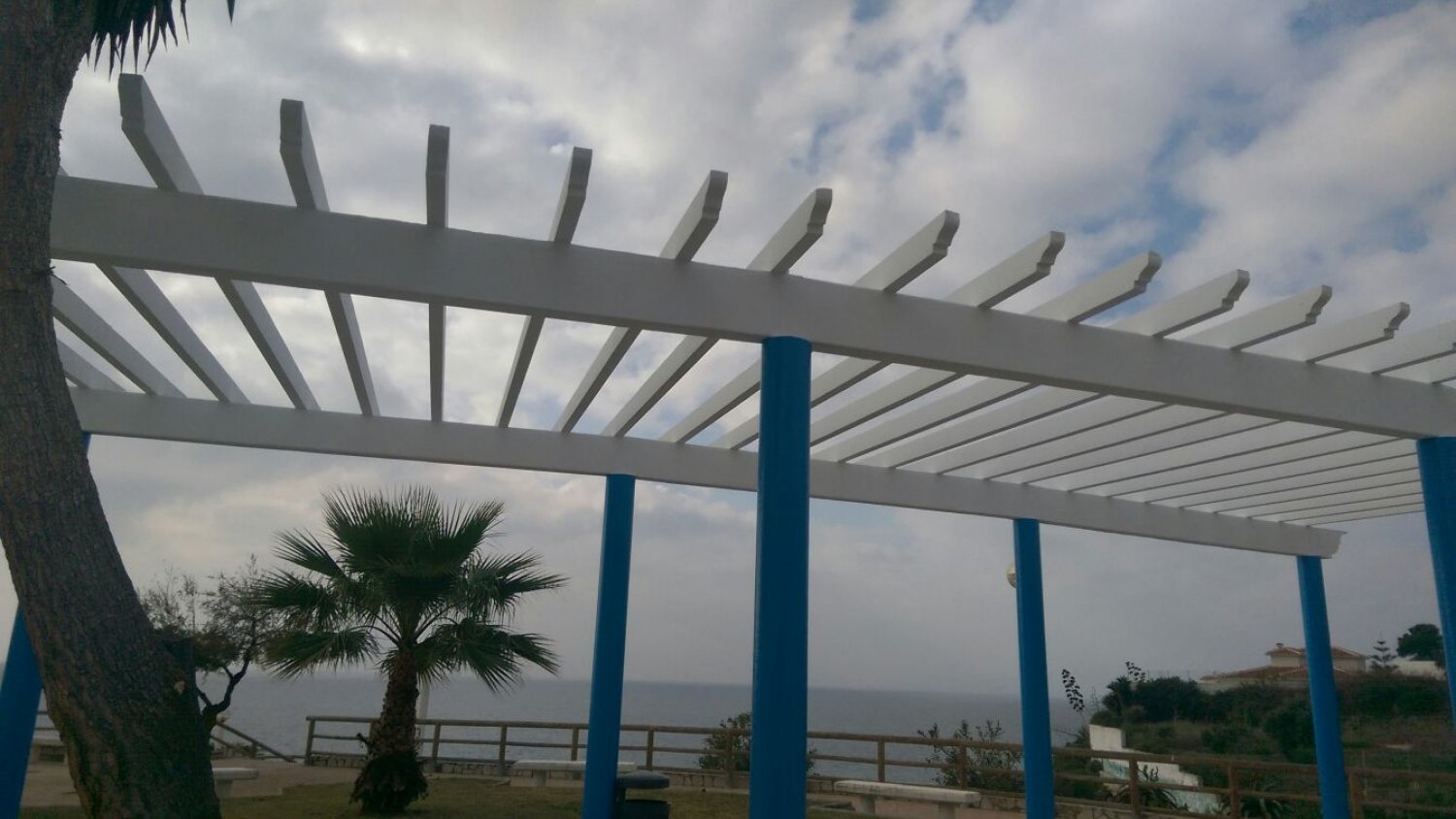 Rincón de la Victoria repara las pérgolas de El Cantal y el Paseo Marítimo