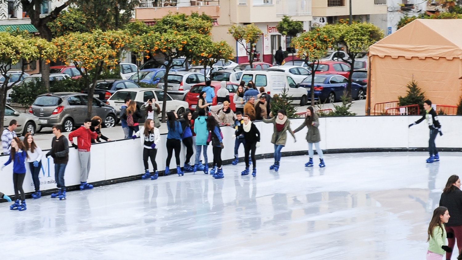 Estepona instala una pista de hielo y varias atracciones infantiles en la avenida Juan Carlos I