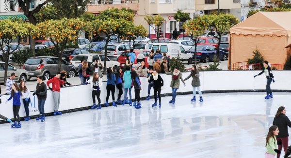 Estepona instala una pista de hielo y varias atracciones infantiles en la avenida Juan Carlos I