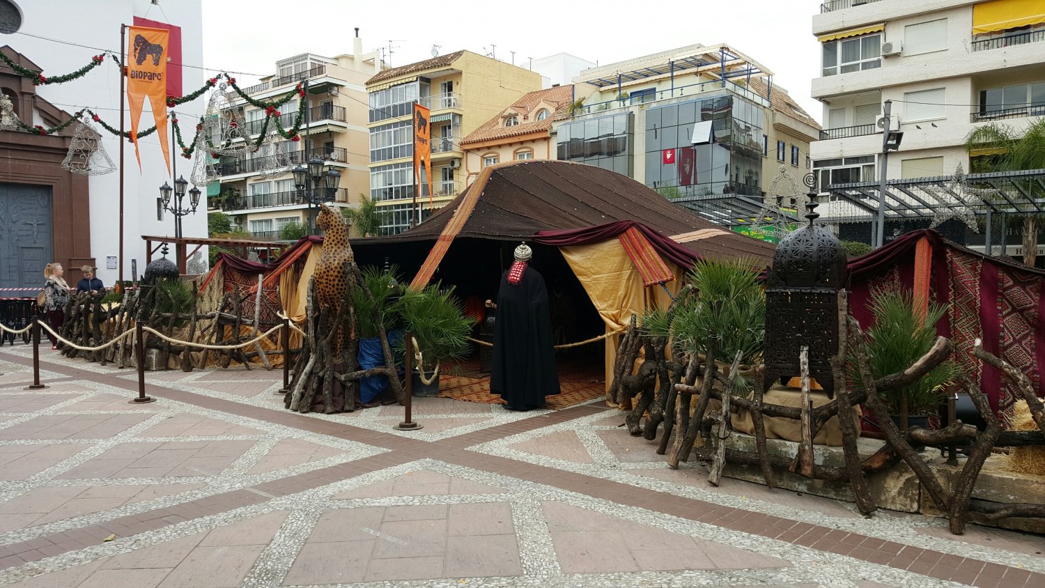 El emisario de los Reyes Magos instala su jaima en Fuengirola para recoger las cartas de los niños