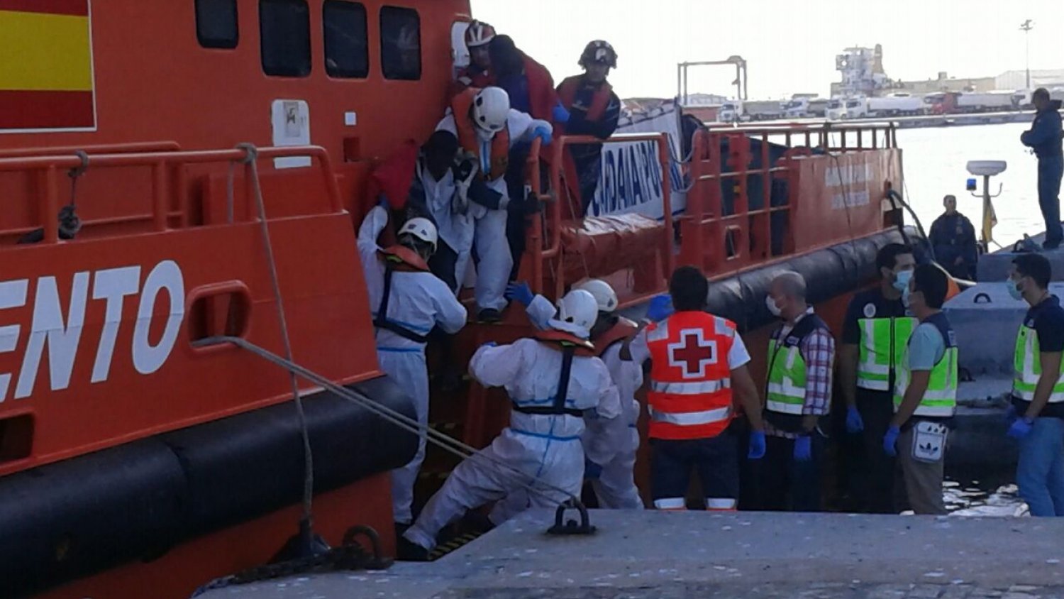 Rescatados 29 inmigrantes en una embarcación en aguas de Málaga