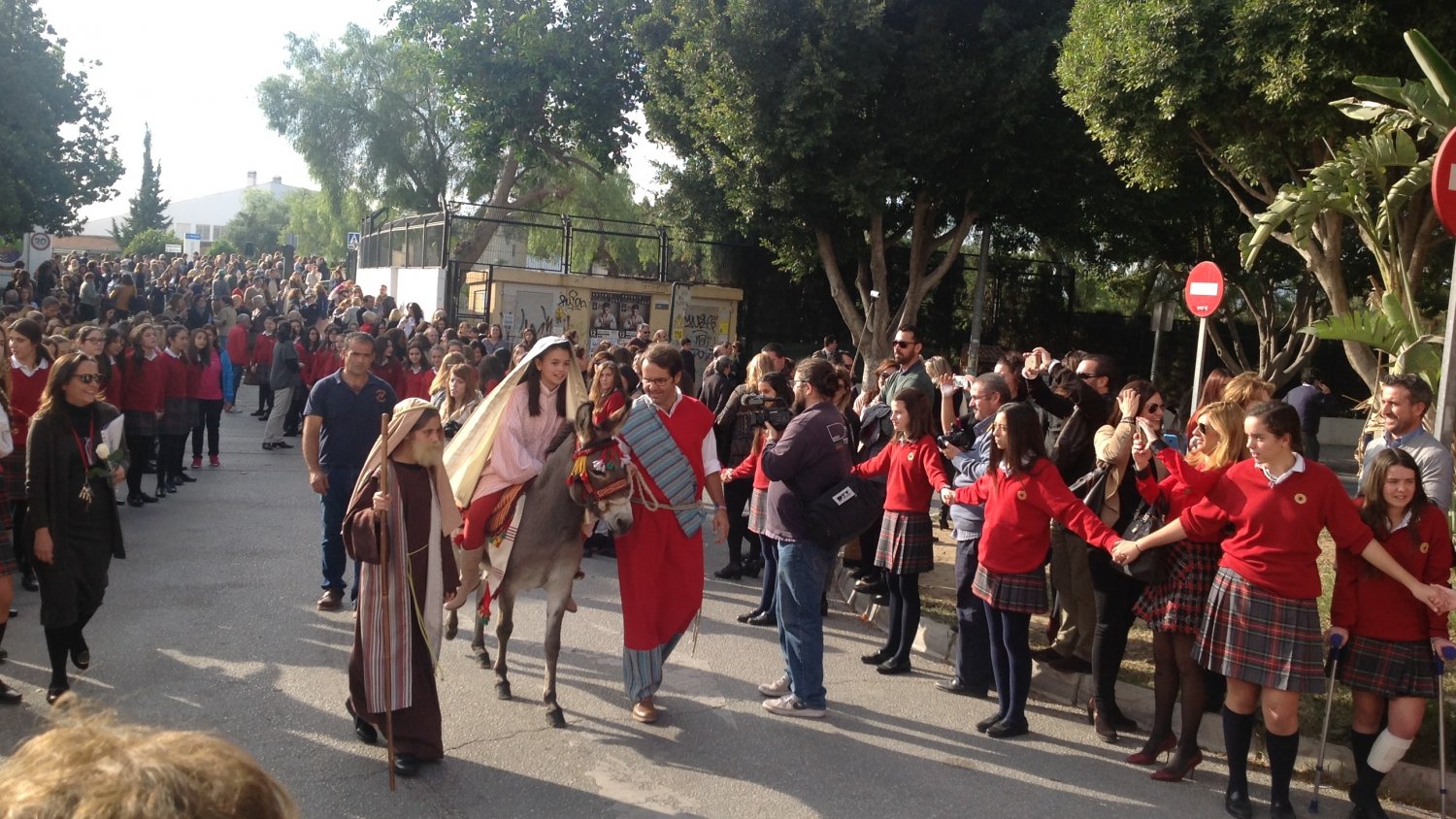 600 alumnos recorren las calles de Teatinos recreando un belén viviente