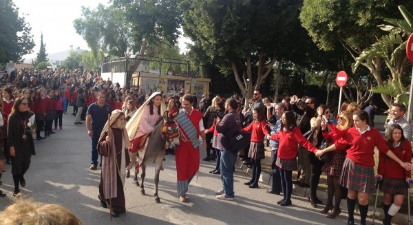 600 alumnos recorren las calles de Teatinos recreando un belén viviente