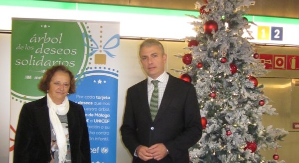 Metro de Málaga donará tres euros a UNICEF por cada deseo que dejen los usuarios en el árbol solidario